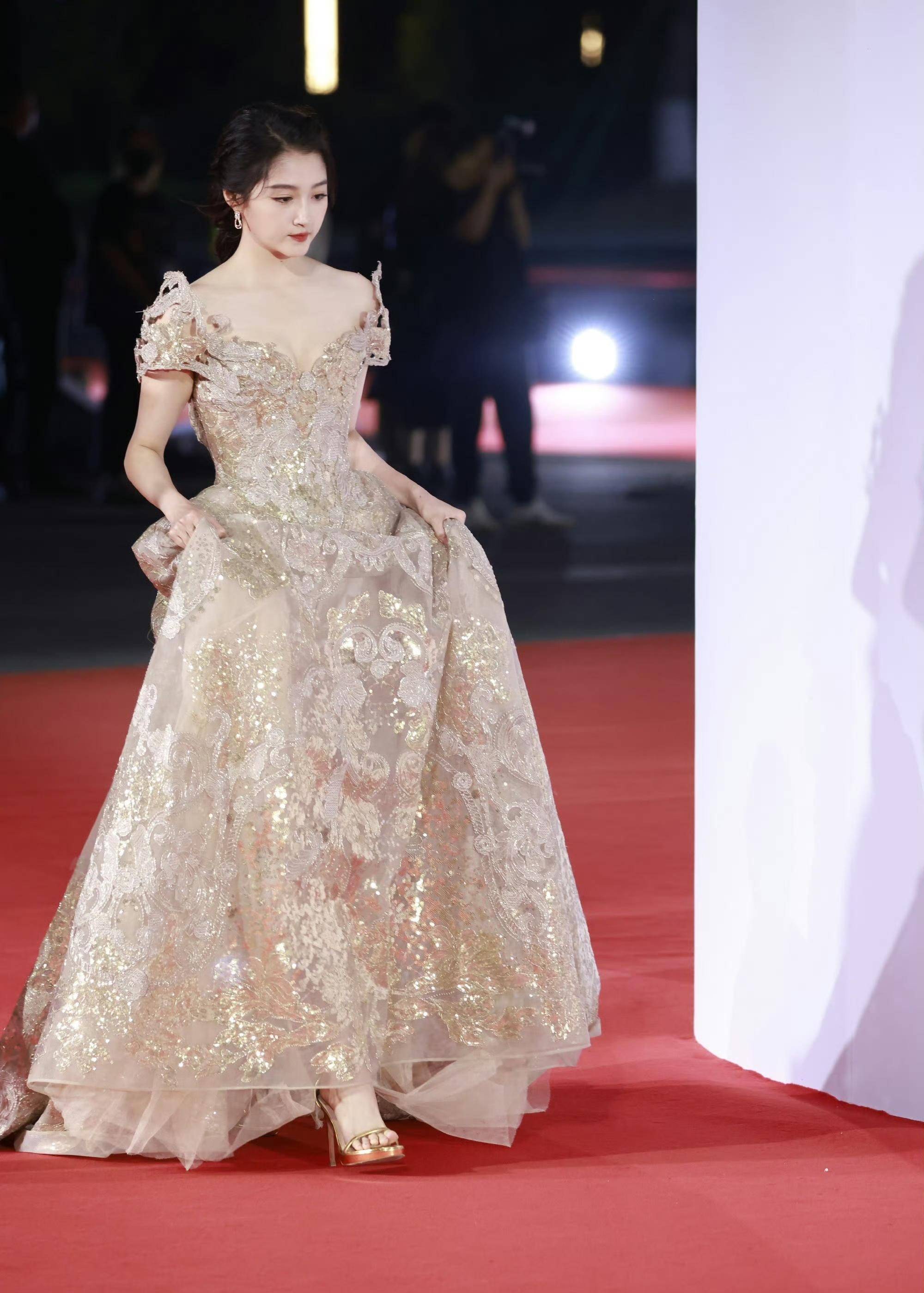 elle时尚盛典女星红毯造型崩溃,热巴女王礼服&杨紫仙气_连衣裙_系列