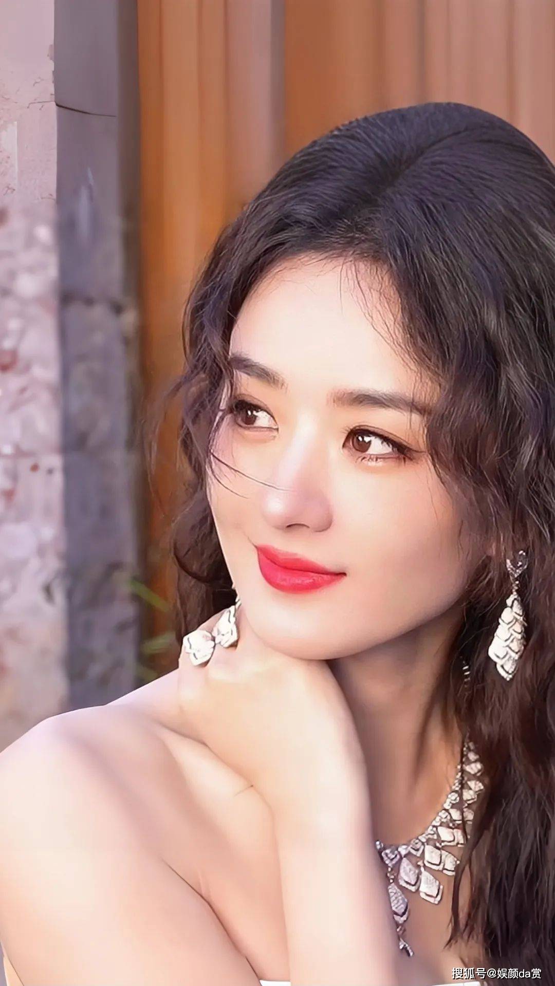 【赵丽颖惊艳写真】闪钻抹胸裙,璀璨奢华,de beers高级珠宝活动_造型