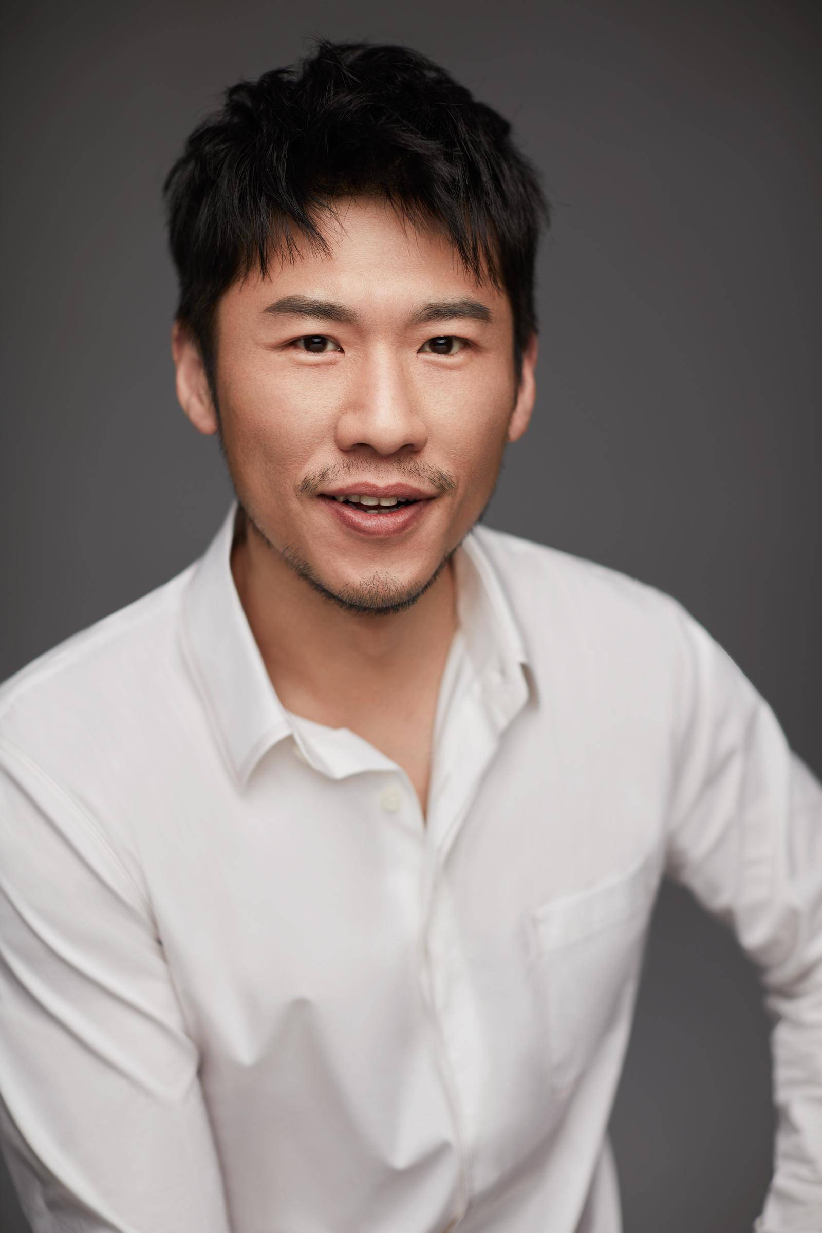 演员王骁:不炒作,没绯闻,痴爱一人,是母亲王馥荔的骄傲_父母_表演