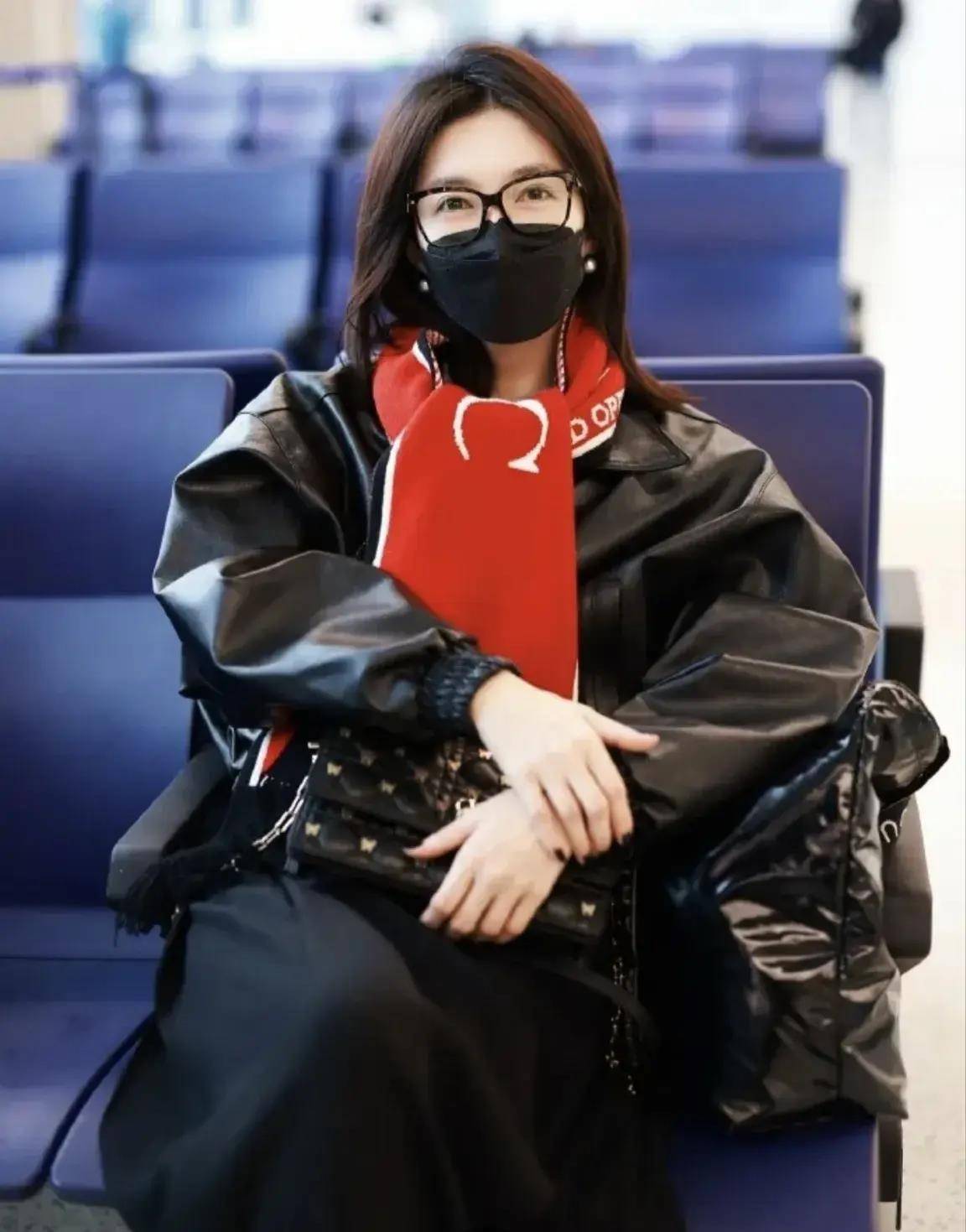 皮肤冷白的江疏影,还有可爱的口罩设计_时尚_黑色_围巾