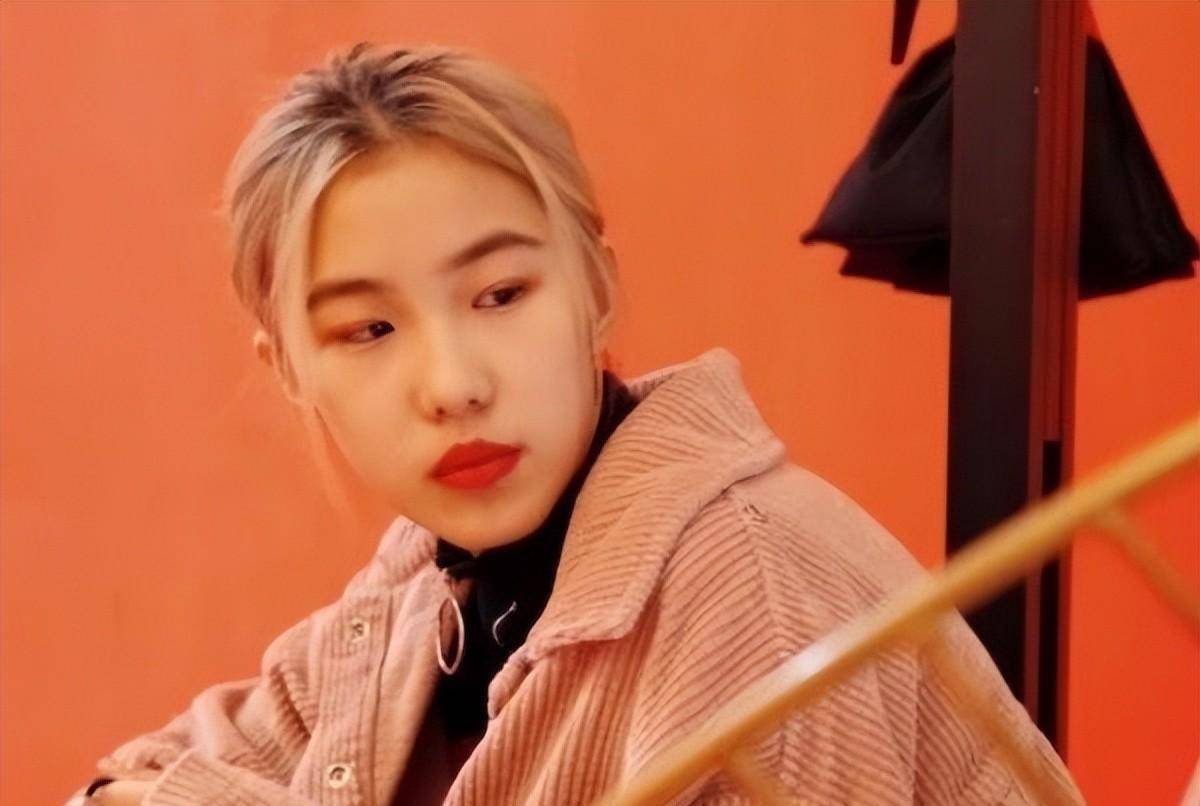 2001年,刘思琦诞生在辽宁省盘锦市的一个从商家庭,忙于经商创造财富的