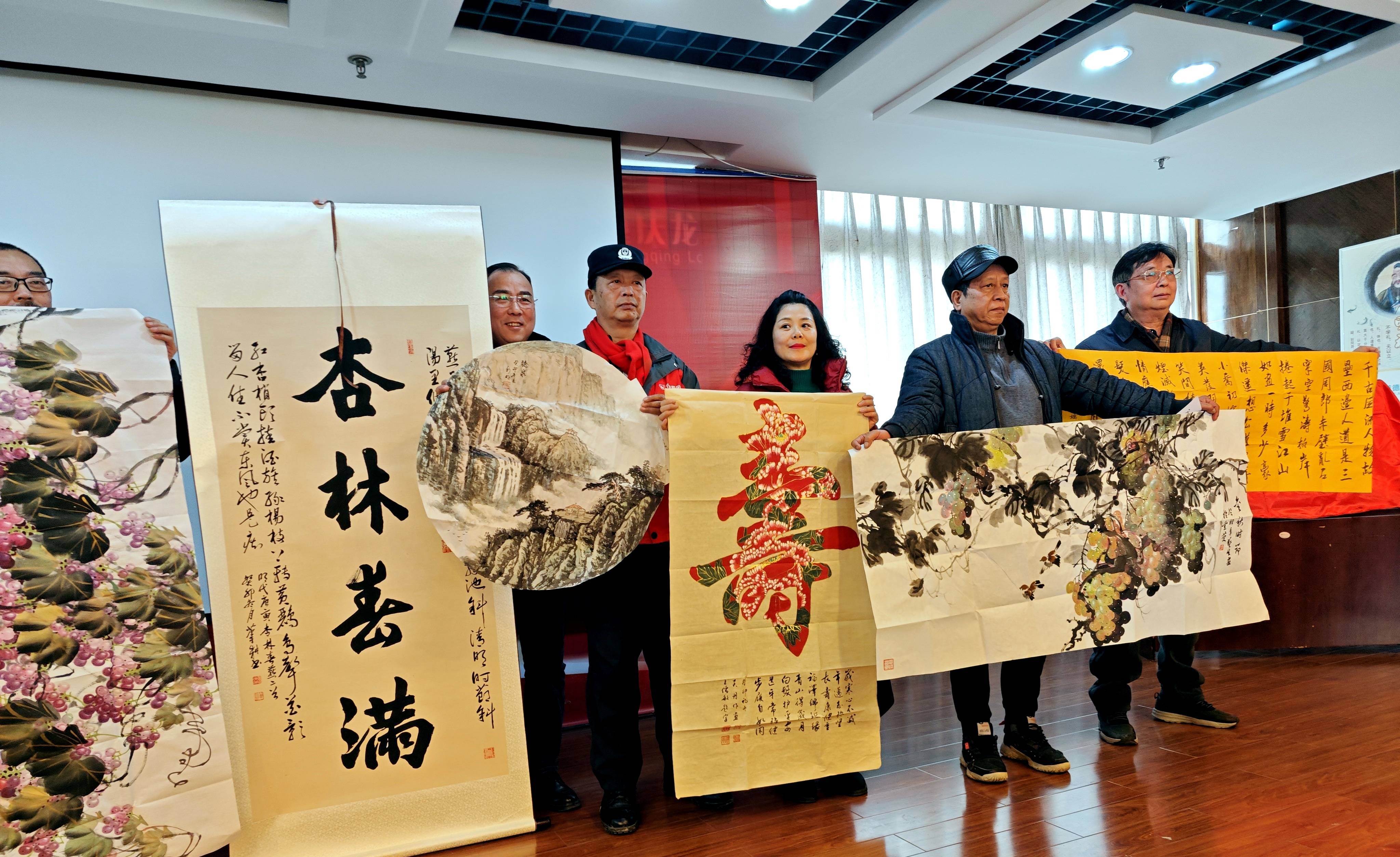 《荷叶春色》,陈长清副院长捐赠的《醉花阴》,著名书法家王儒敏捐赠的