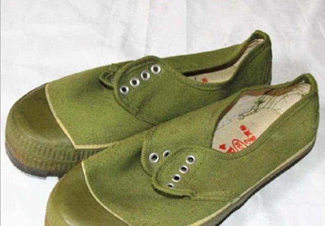 从1927年起,中国人民解放军战斗时所穿军鞋大多数为