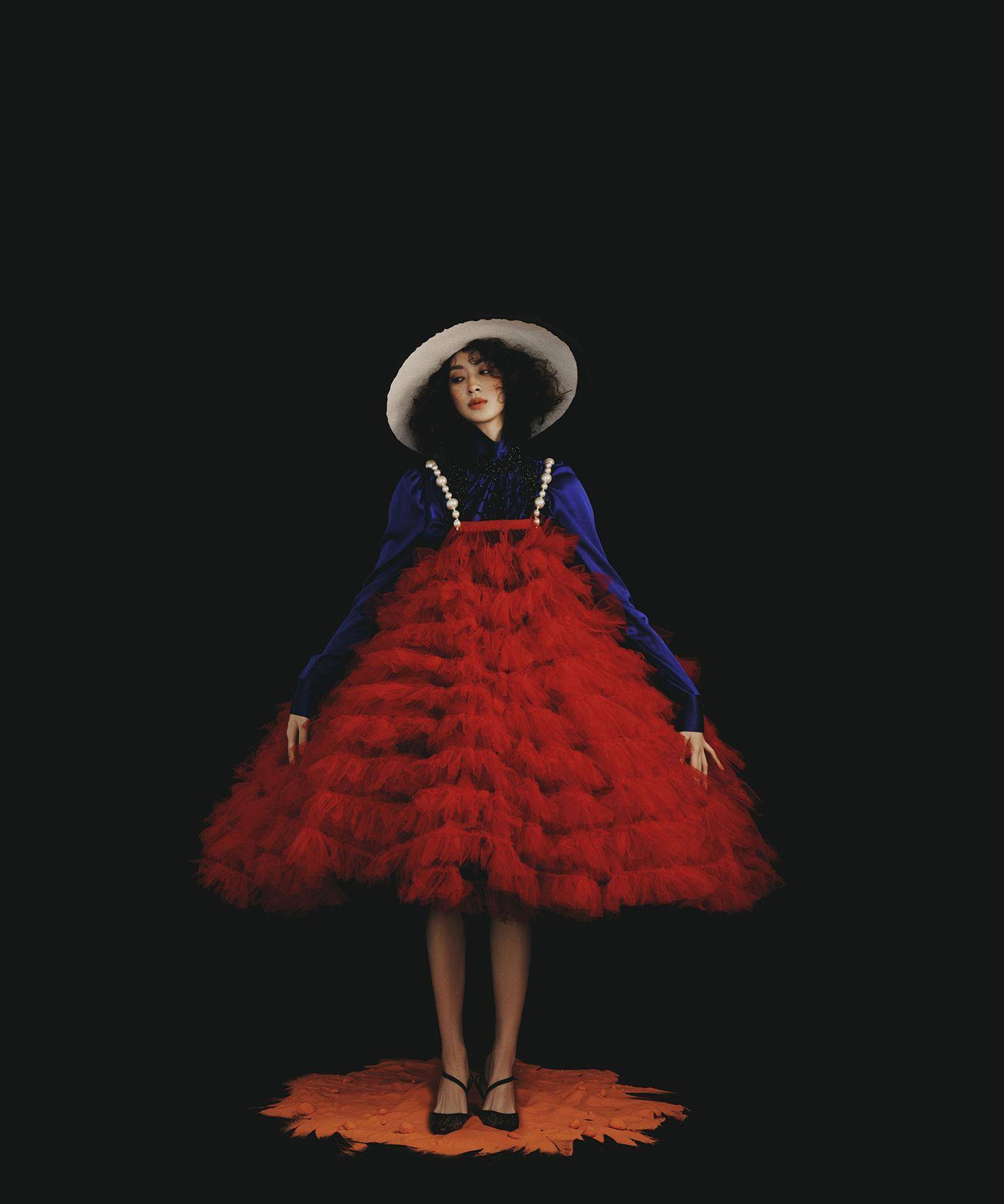 《余罪》中她是张一山初恋,今穿红色纱裙,配斑点妆明艳个性_孙佳雨