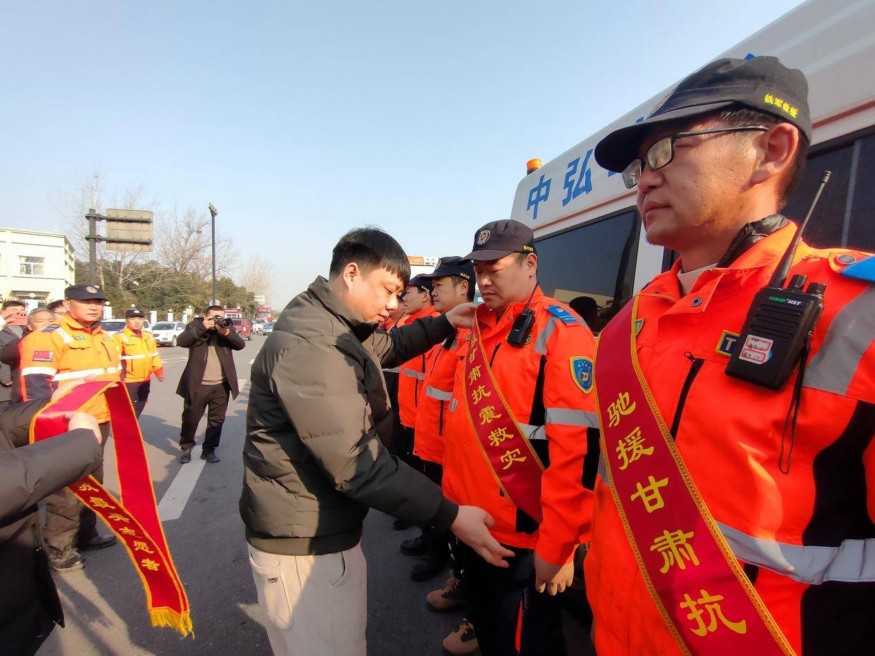 嗨团在行动!_赈灾_洛阳_铁军