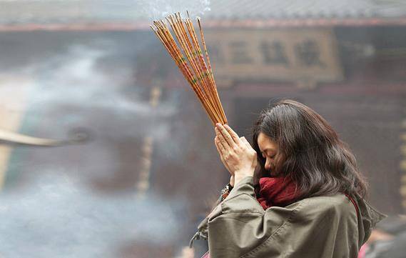 六,僧人忌讳对寺庙的僧人,忌直称为"和尚","出家人",甚至其它污辱性