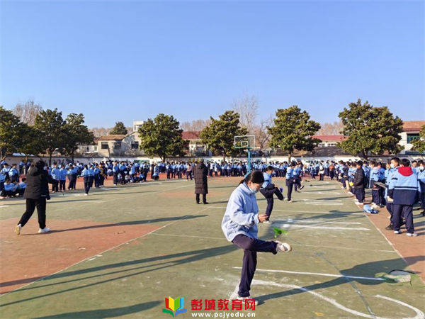 阳光体育暖校园,燃动寒冬展风采——贾汪区英才中学举行冬季三项运动