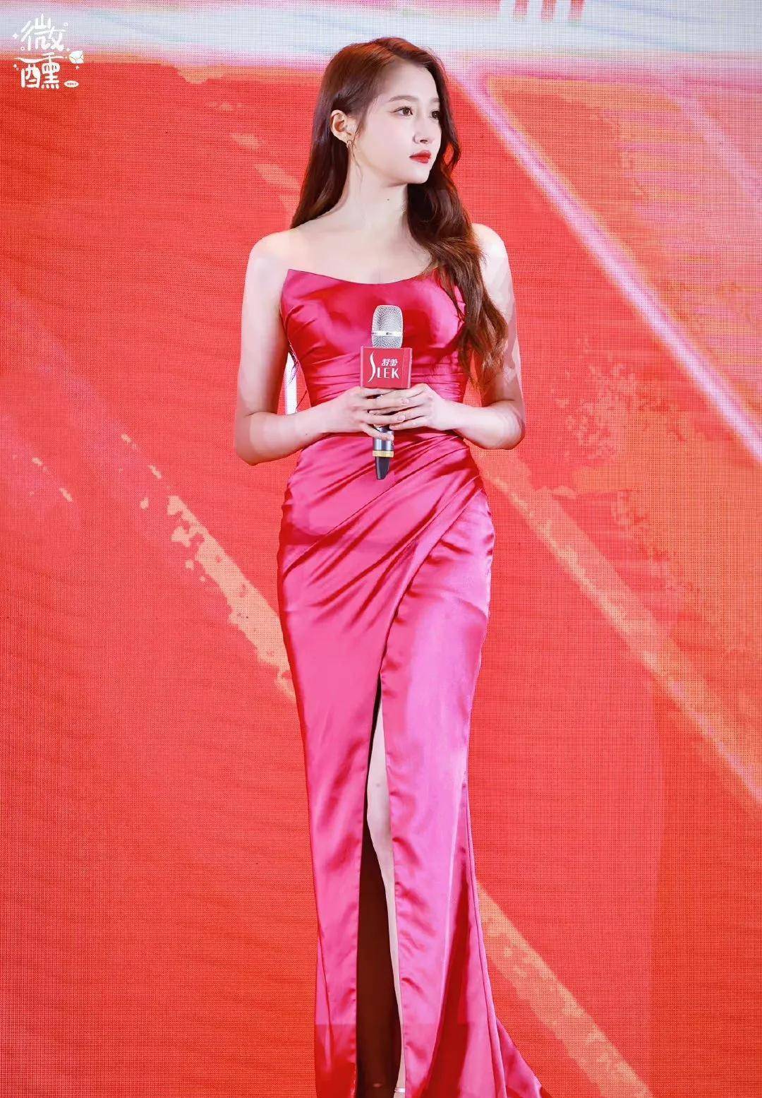 关晓彤和玫红的长吊带裙真好看,慵懒的卷发华丽丽,好迷人_漂亮_玫瑰