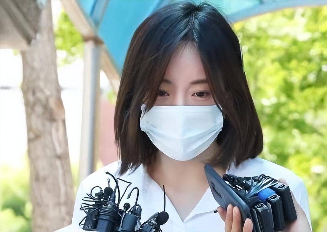 一手通天的财阀千金,将他人拉下水,自己却逍遥法外,自得其乐_黄荷娜