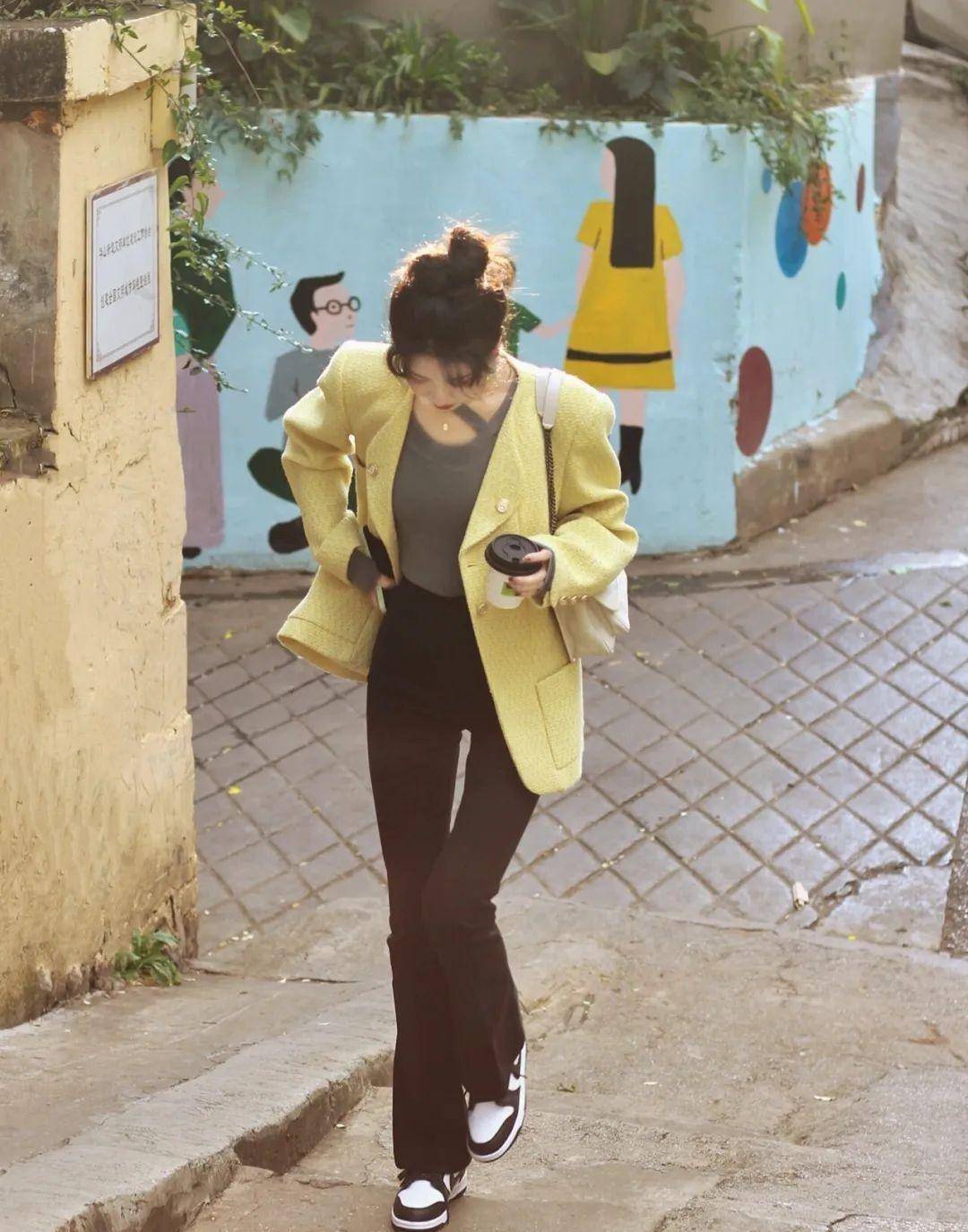 张小斐街拍"上松下紧"好显腿细,今年冬天这样穿,时髦又显瘦_上衣_紧身