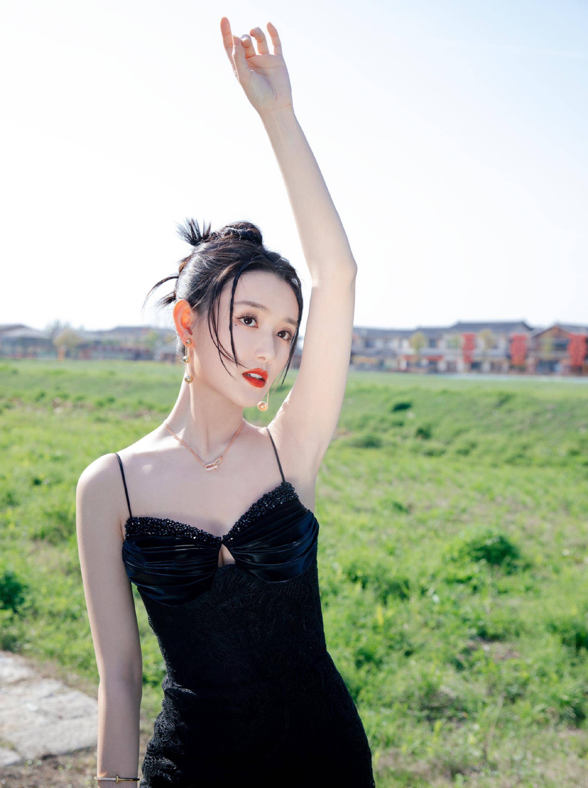 周冬雨和蒋依依都是红唇黑裙,你更欣赏和期待谁?_身材_明星_黑色