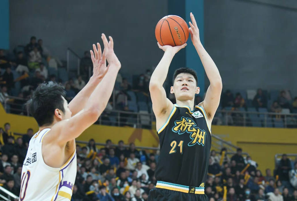 目前,广厦队似乎正在效仿上一轮上海队击败广东队的计划,让胡金秋在这