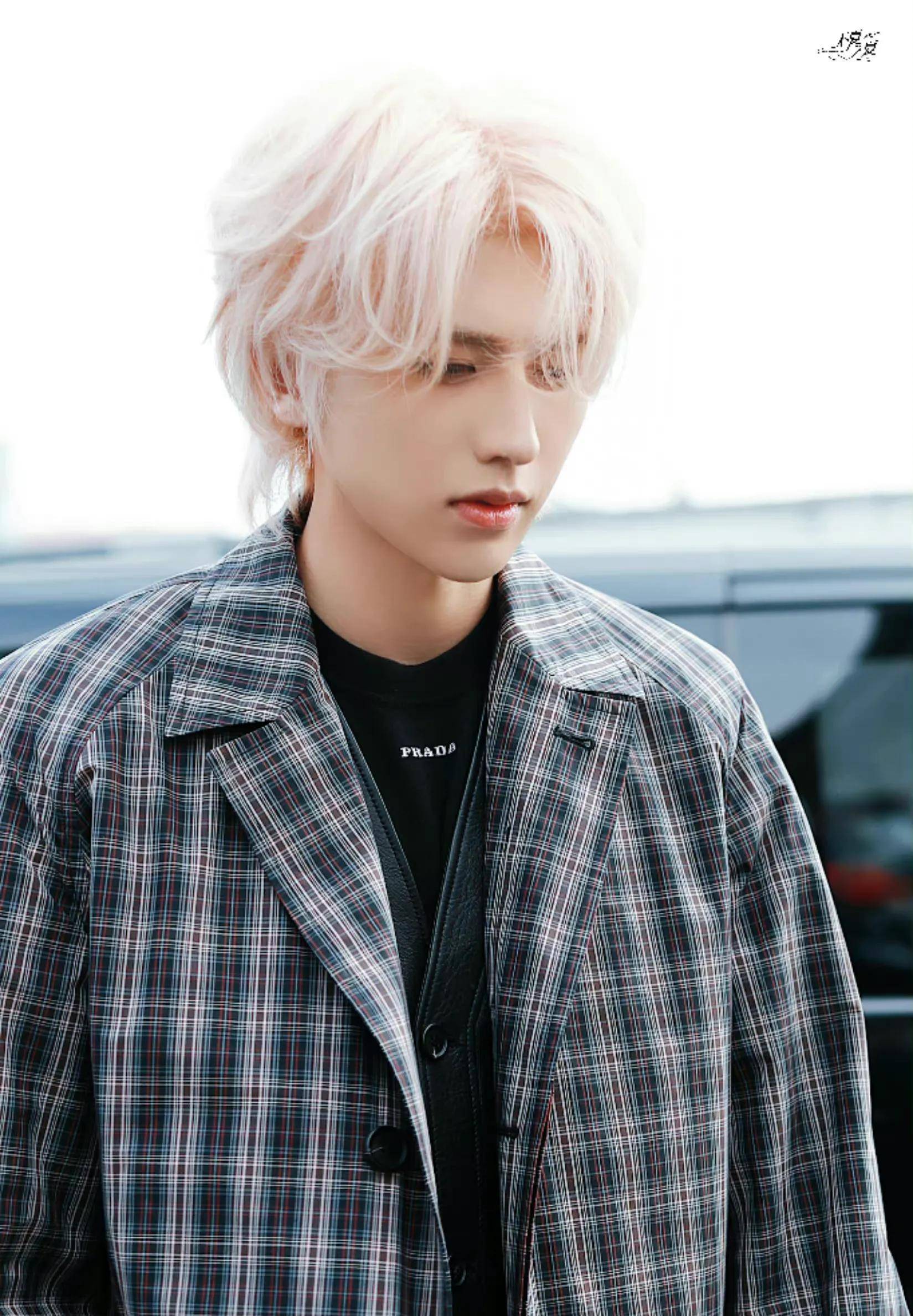 蔡徐坤粉色头发格子大衣造型好惊艳,仿佛漫撕男从小说中走了出来_坤坤
