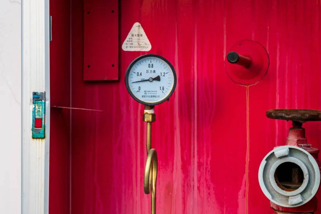 为啥压力表下面要打个弯?