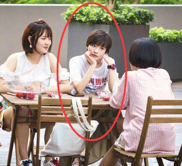 关晓彤宿舍合照,全程被左边漂亮妹妹抢镜,寝花可不是白叫的_李庚希