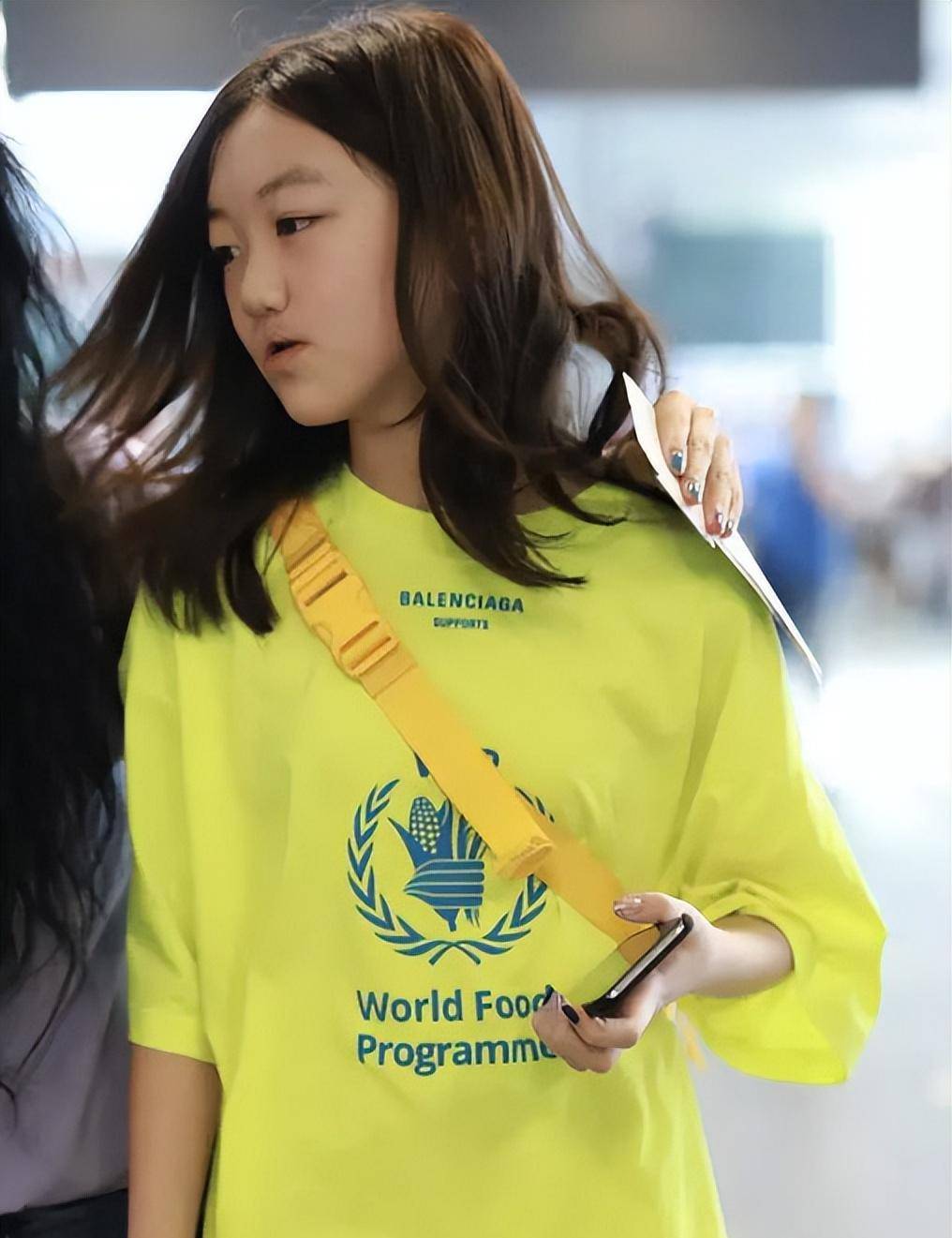 王菲与李亚鹏女儿17岁生日照曝光,嘴唇痊愈美到换脸,和王菲一样_李嫣