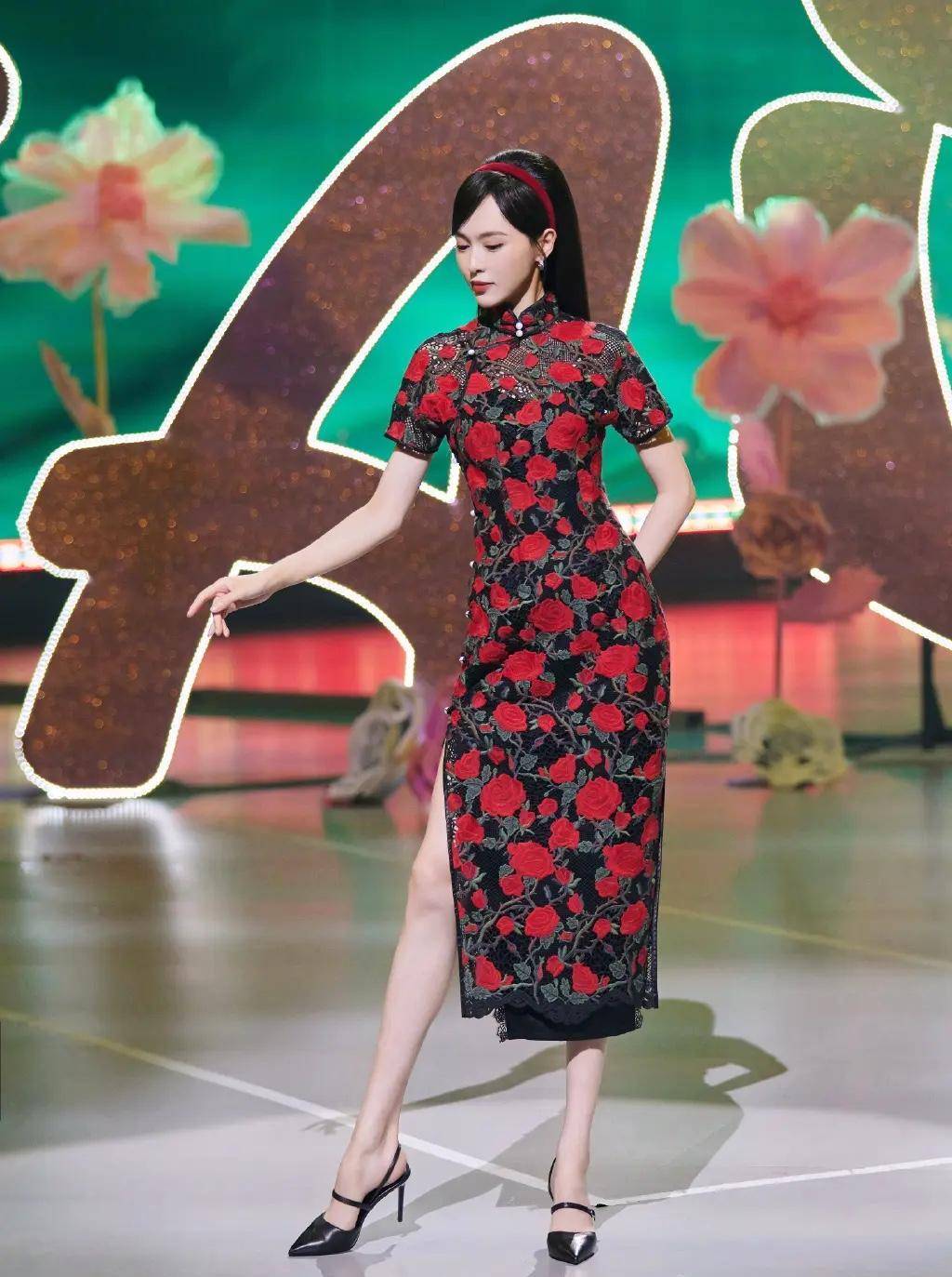 三连裂,旗袍秀身材,大长腿,柳腰太惊艳了_经典_长裙_粉色