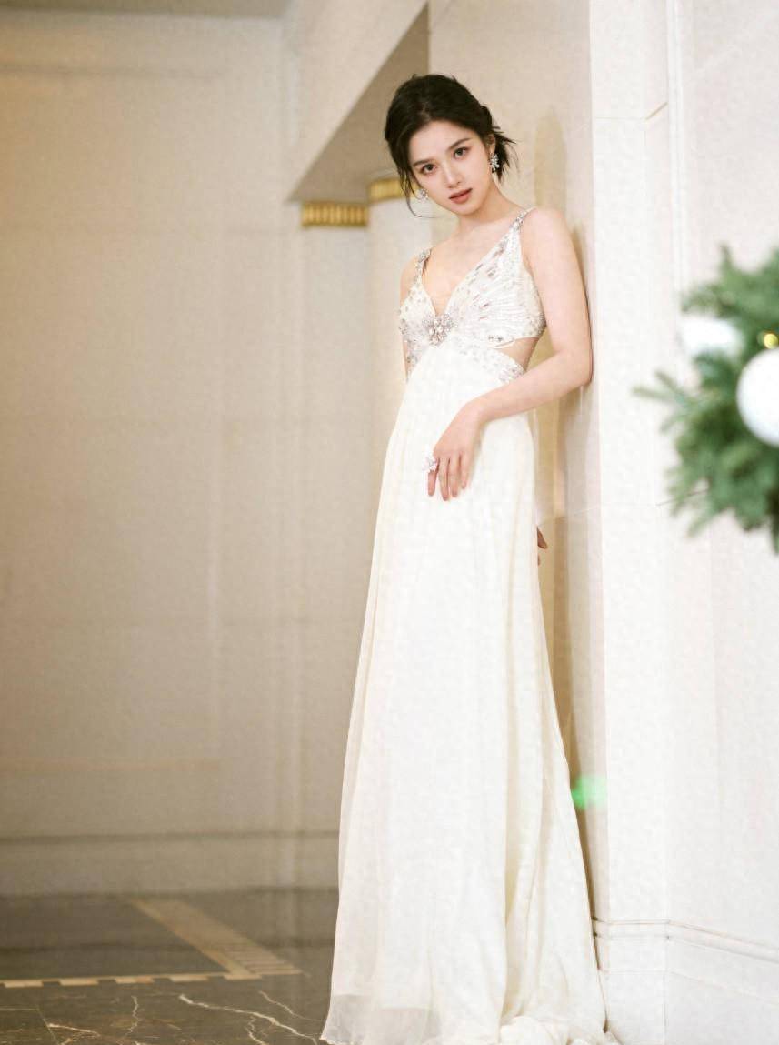张婧仪穿深v碎钻吊带裙性感迷人 精致五官漂亮养眼,性感迷人_时尚