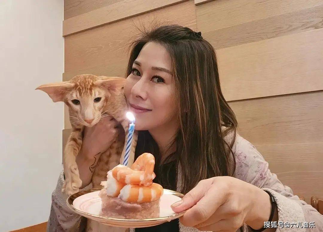 1997年,她和甄子丹,李若彤等合作参演了动作影片《战狼传说》.