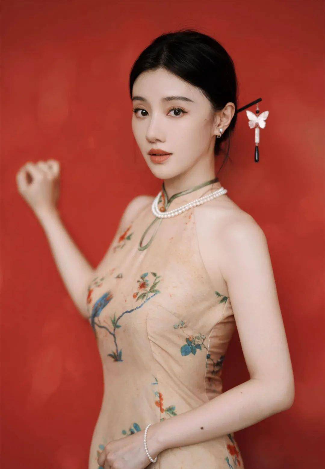 王鹤润穿"露肩旗袍",玉背微露,妩媚动人_造型_艺术_传统