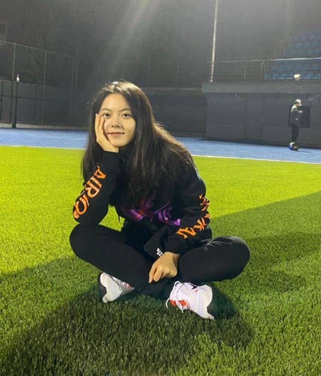 赵今麦晒校园照,素颜散发穿运动服,这才是学生最真实的模样!