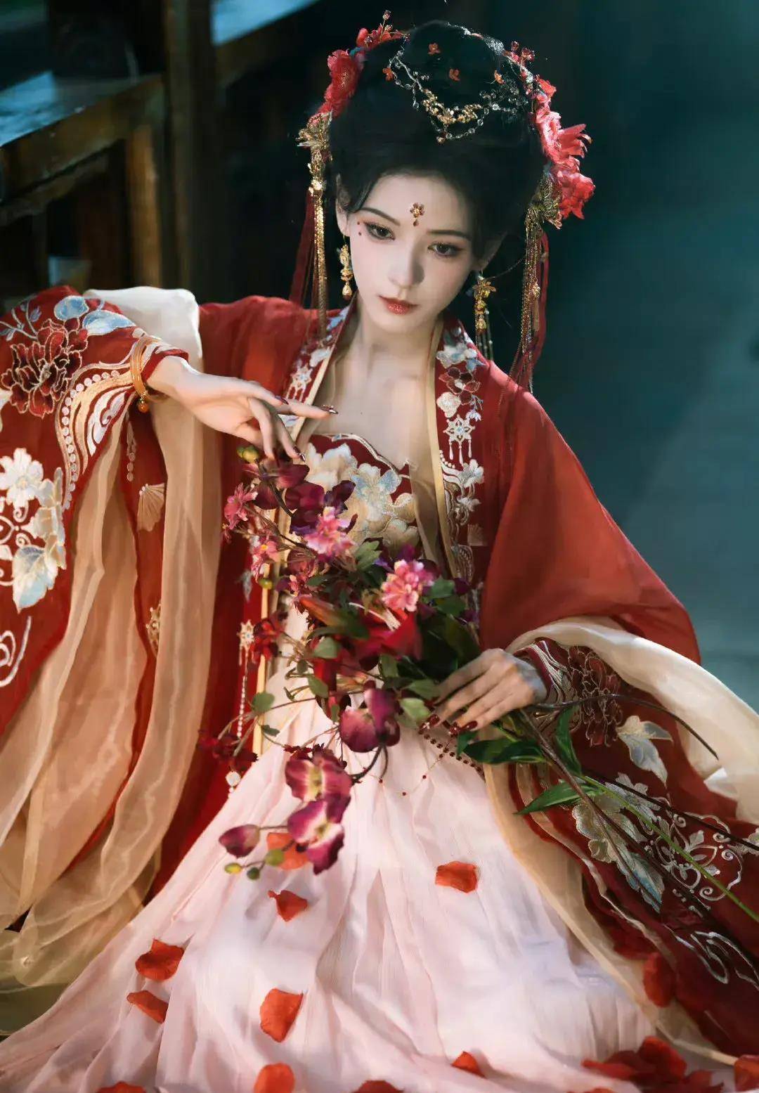 张予曦一袭白色旗袍显得十分惊艳,身材清新高贵又曼妙_照片_气质_油