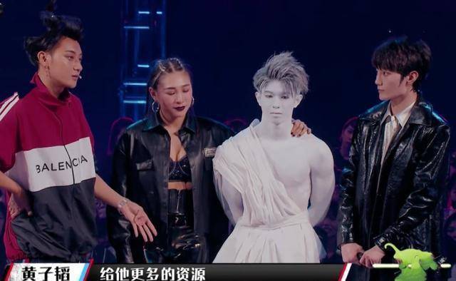 不得不说黄子韬真是十分重情义,邀请了淡淡,杨文昊,王子奇,还有刘也