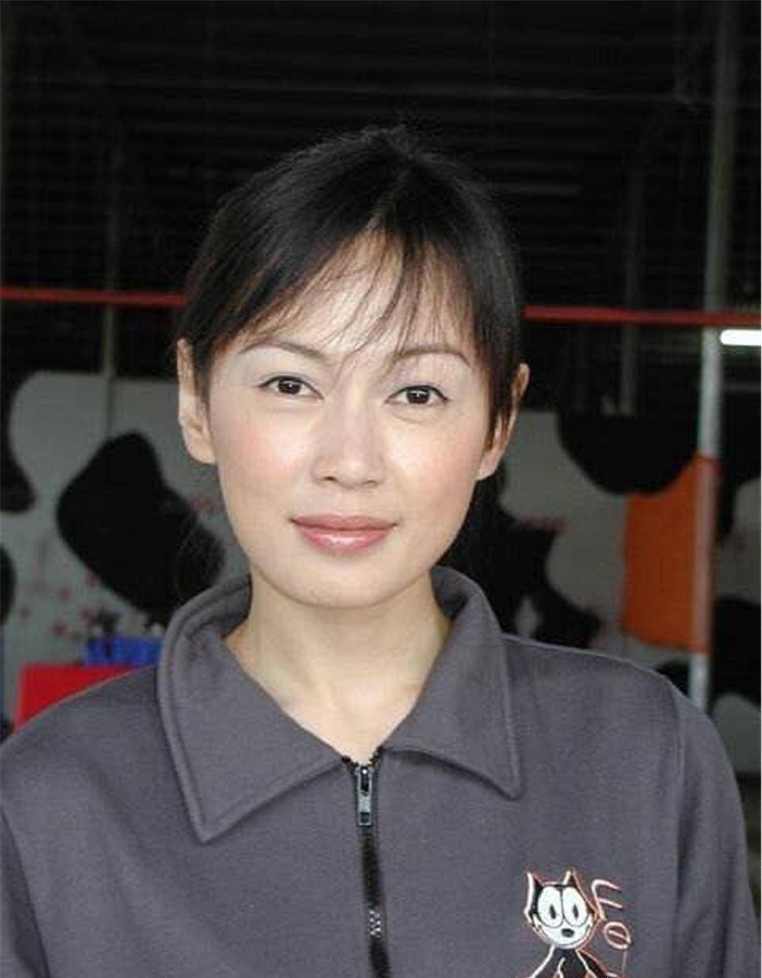 比起袁咏仪的"嫁给幸福",同选美出身的姚莹莹却被"情"误一生_事业