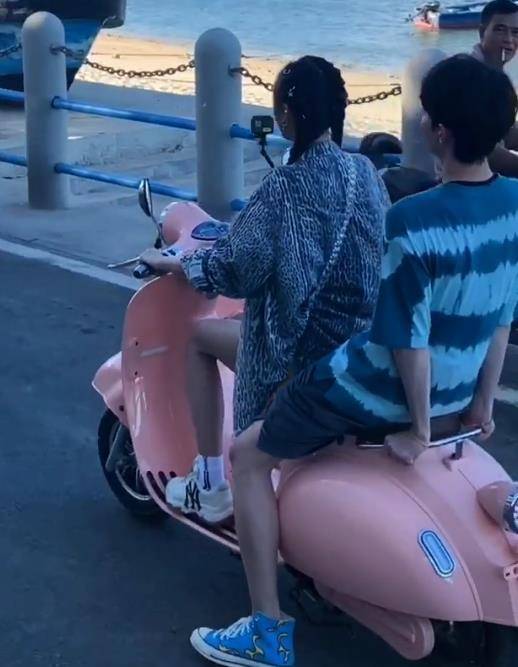 吴宣仪带同黄新淳骑车,谁注意男生脚在哪儿?