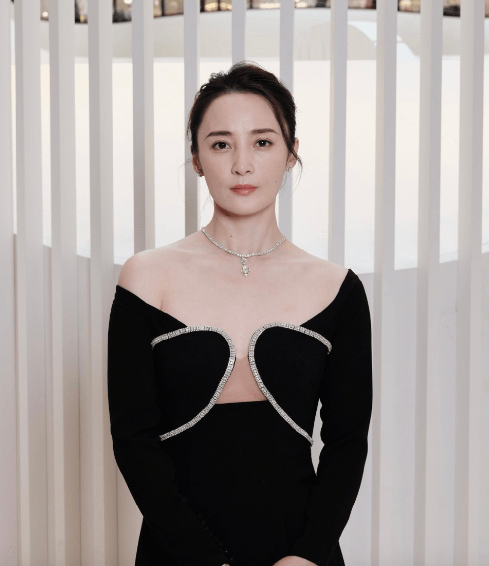 蒋勤勤无修生图流出,天鹅颈抢镜白到反光,整形医生感慨挑不出错_网友