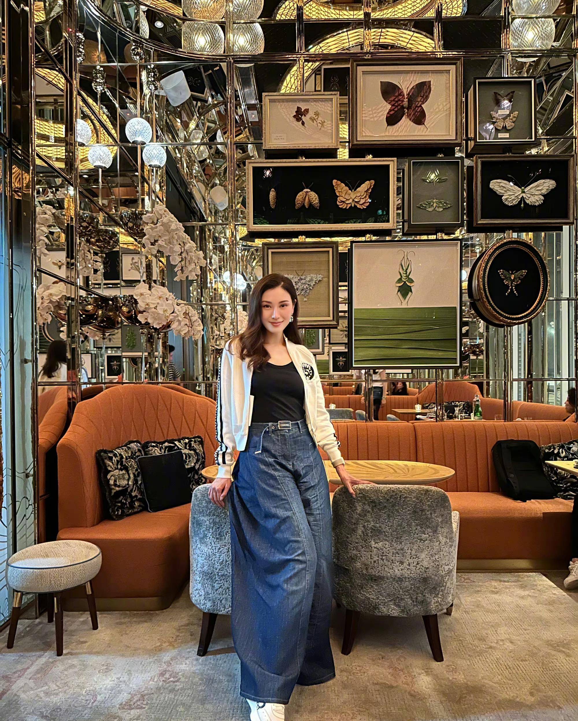李嘉欣亮相香港教堂,高筒靴配纱裙潮如小姑娘 ,12岁儿子就高175_时尚