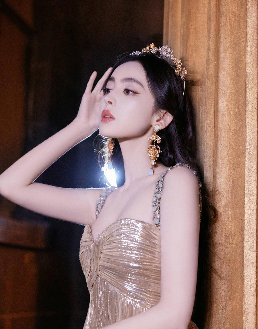 娜扎维纳斯女神的风格,诱人的事业和绝美的美貌_古力娜扎_裙子_镀金