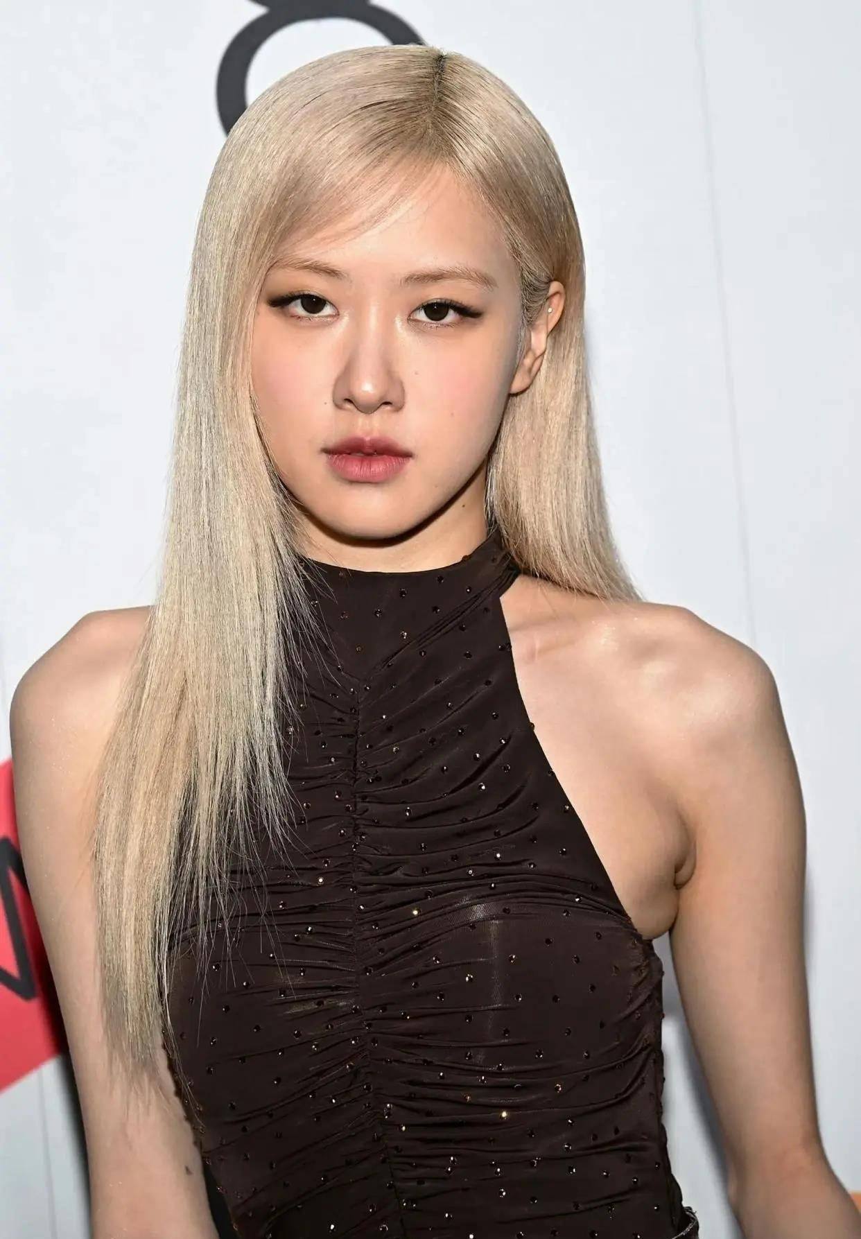 朴彩英活动造型太亮眼,一双美腿修长笔直,仿佛艺术品一般_风格_同色系