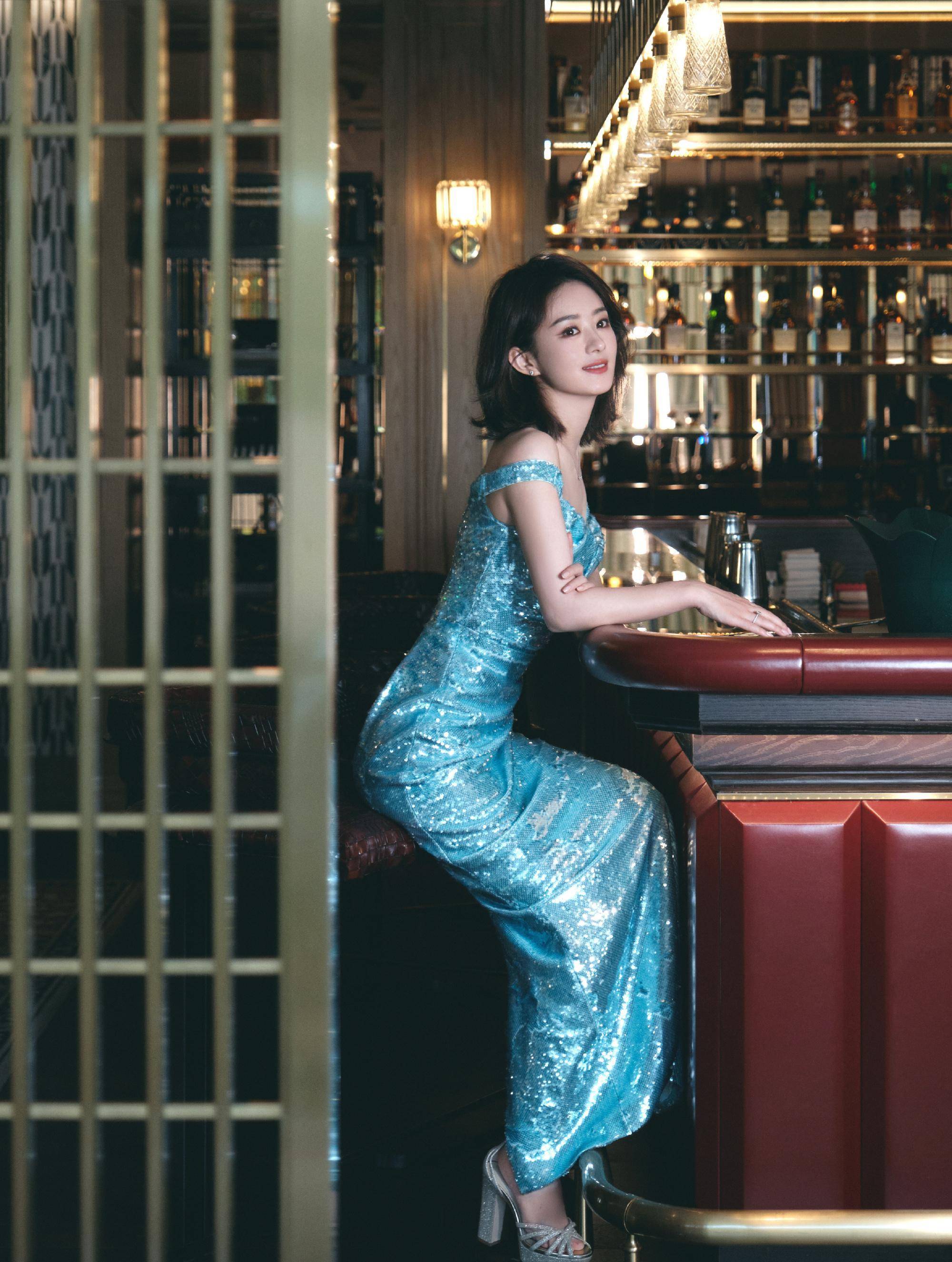 赵丽颖人鱼公主造型写真,身穿湖蓝色亮片长裙,波浪飘逸优雅