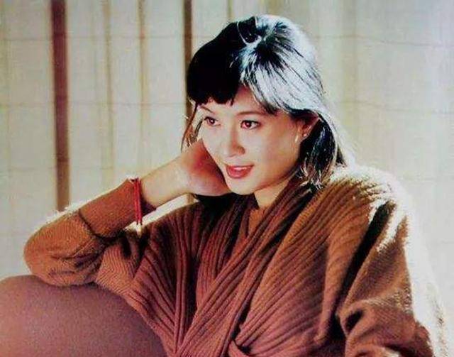 1985年,因影片《日出》中"陈白露"一角,她斩获中国电影金鸡奖最佳女