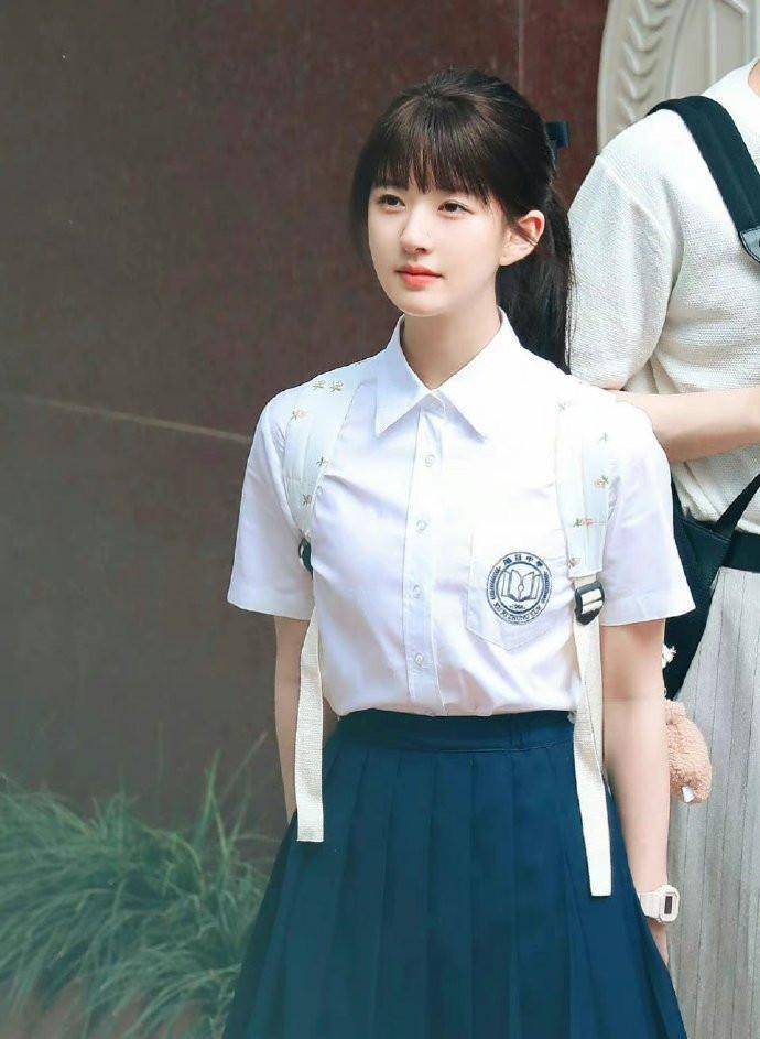 赵露思情人节亮相,可爱又干练的穿搭,可见学院风的魅力