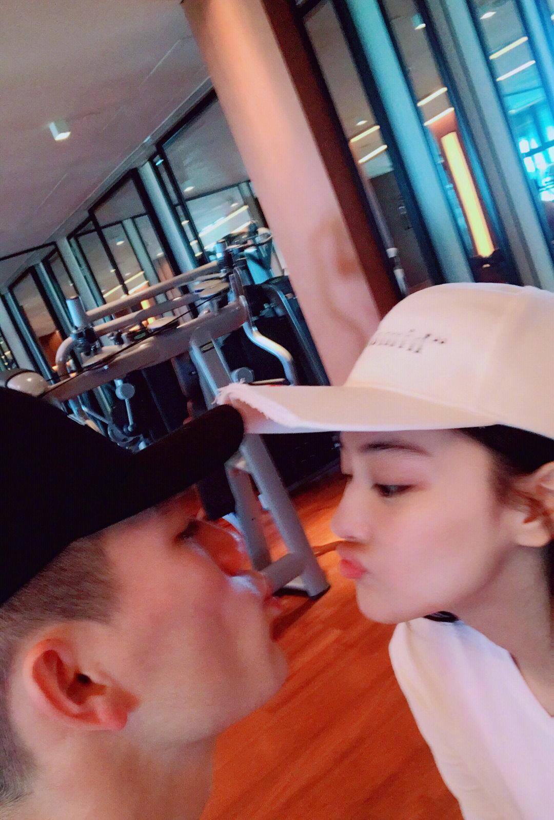 才会越长越像,从这一点上也能看出来张馨予和何捷的感情有多么的要好