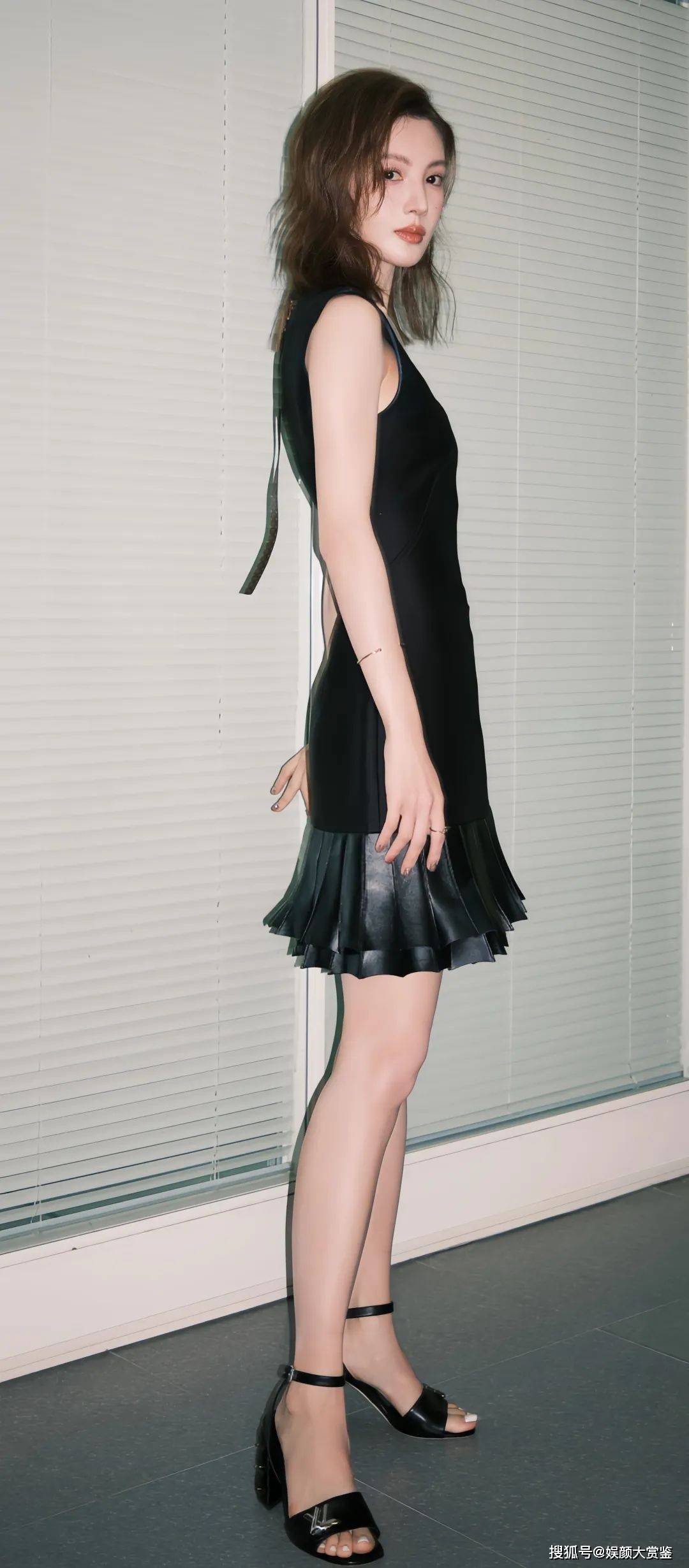 【金晨唯美写真】黑色v领短裙,甜美优雅,简约时尚