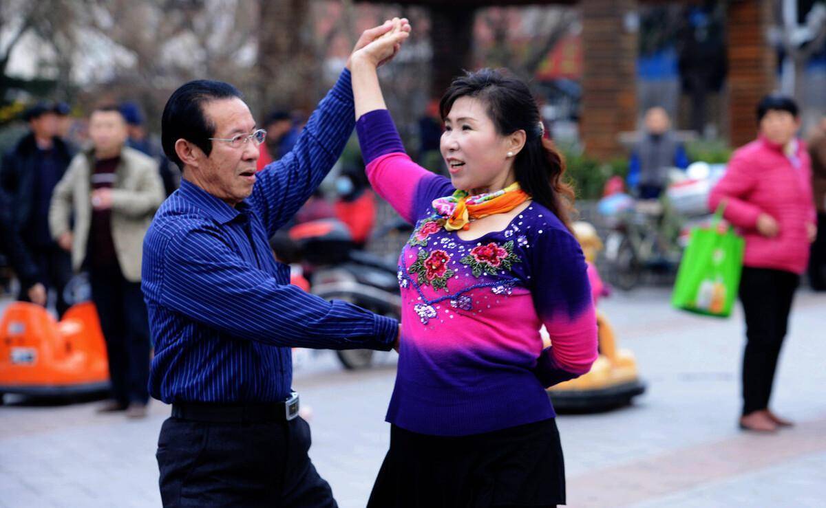 58岁女人:跳交谊舞原本是为了减肥,却没想到会因此丢掉了家庭_丈夫