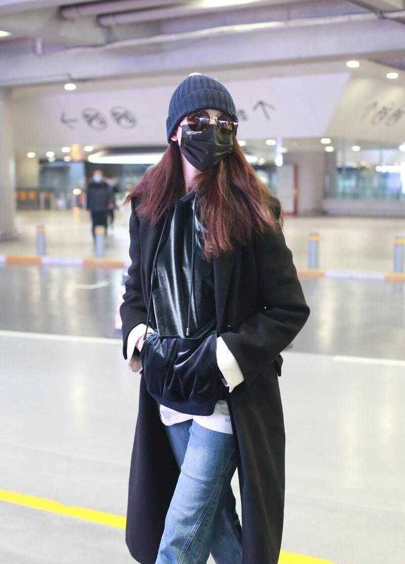 蔡少芬"衣品"开挂了,穿黑色大衣叠穿磨毛卫衣,时髦又高级_牛仔裤_身材