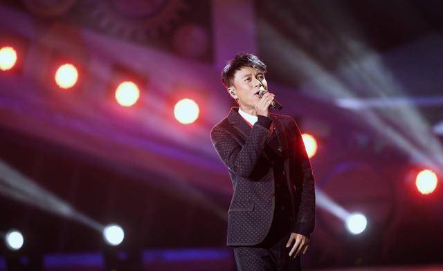 李哈金的童年生活和家庭背景李克勤1963年出生于中国香港.