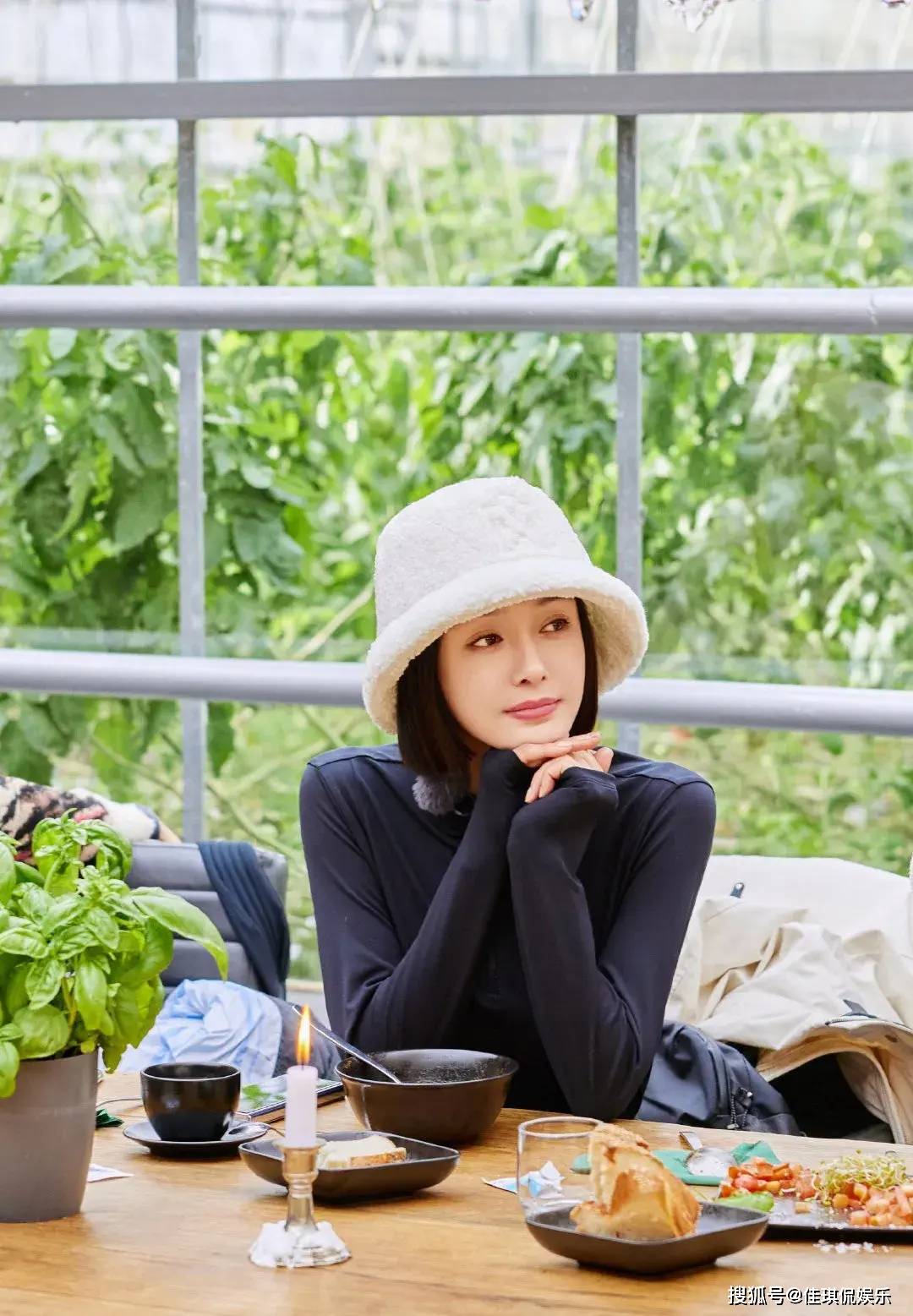 秦岚冰岛穿搭可甜可飒!潜水服真的好帅,得到大家的一致好评!