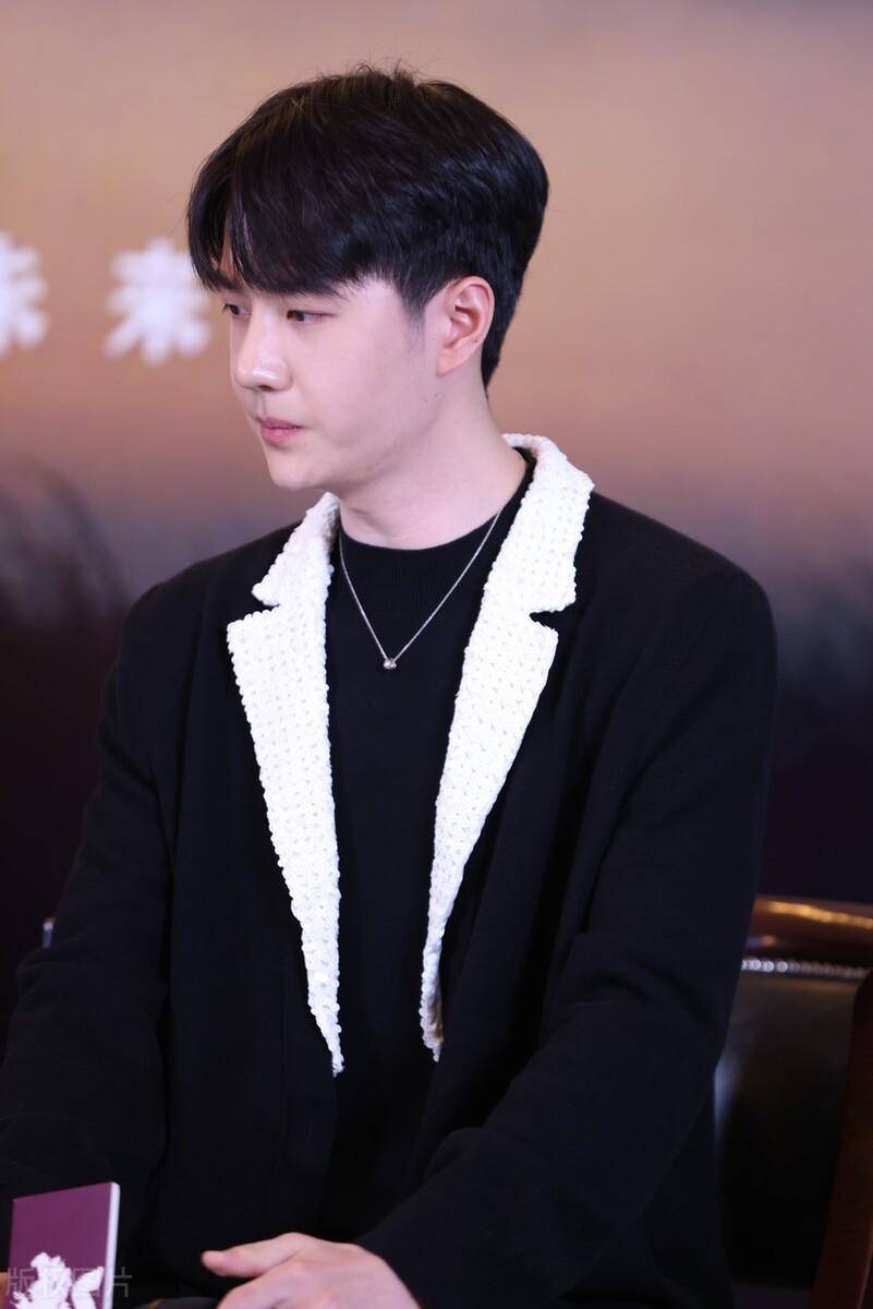 给王一博引荐导演,还帮张小斐解围,却因为穷苦出身被嘲笑_赵丽颖_前辈