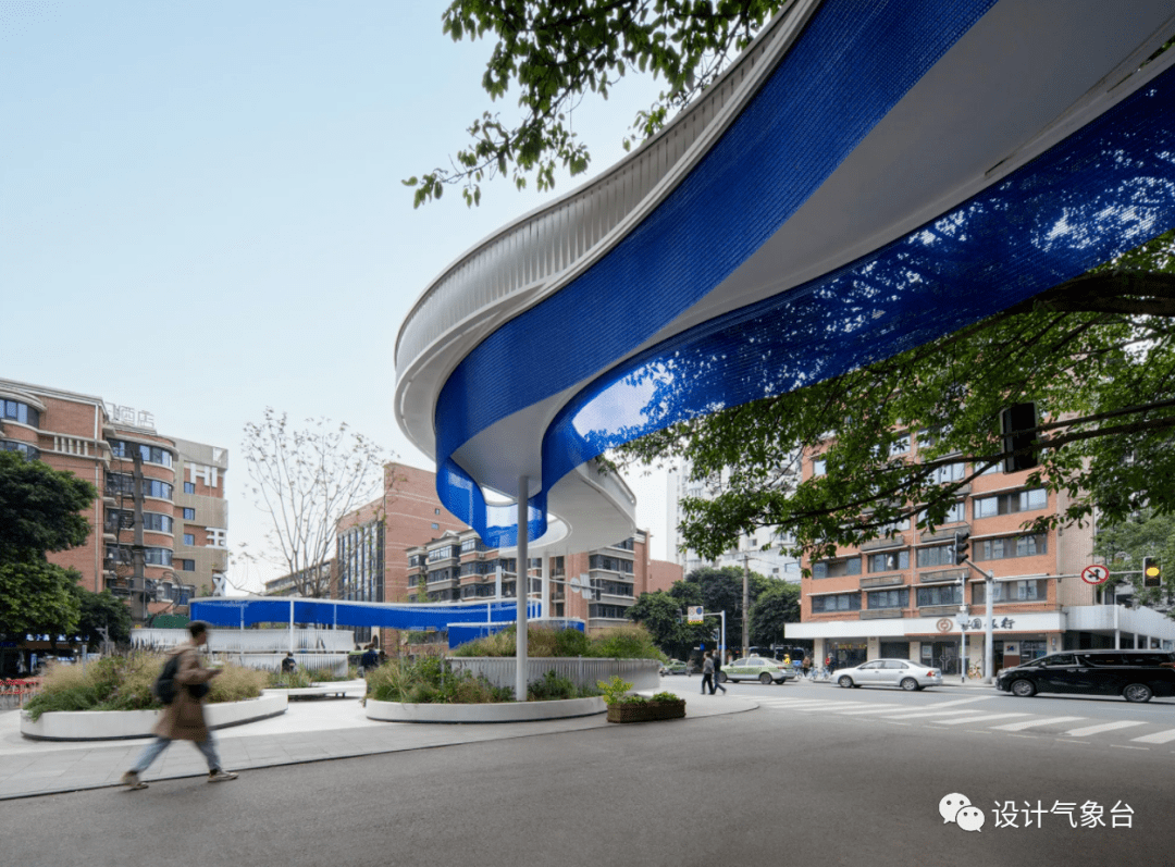 可以看出,在这次改造中,设计团队以新的材质和形式将猛追湾的历史融入