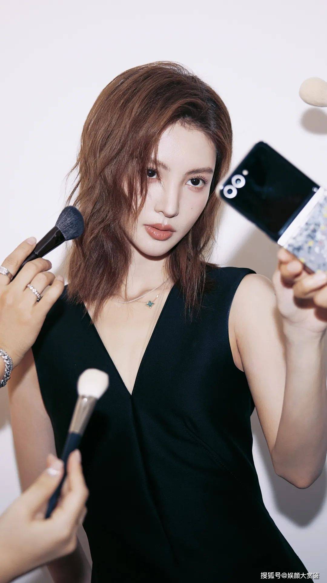 【金晨唯美写真】黑色v领短裙,甜美优雅,简约时尚_荣誉_造型_魅力