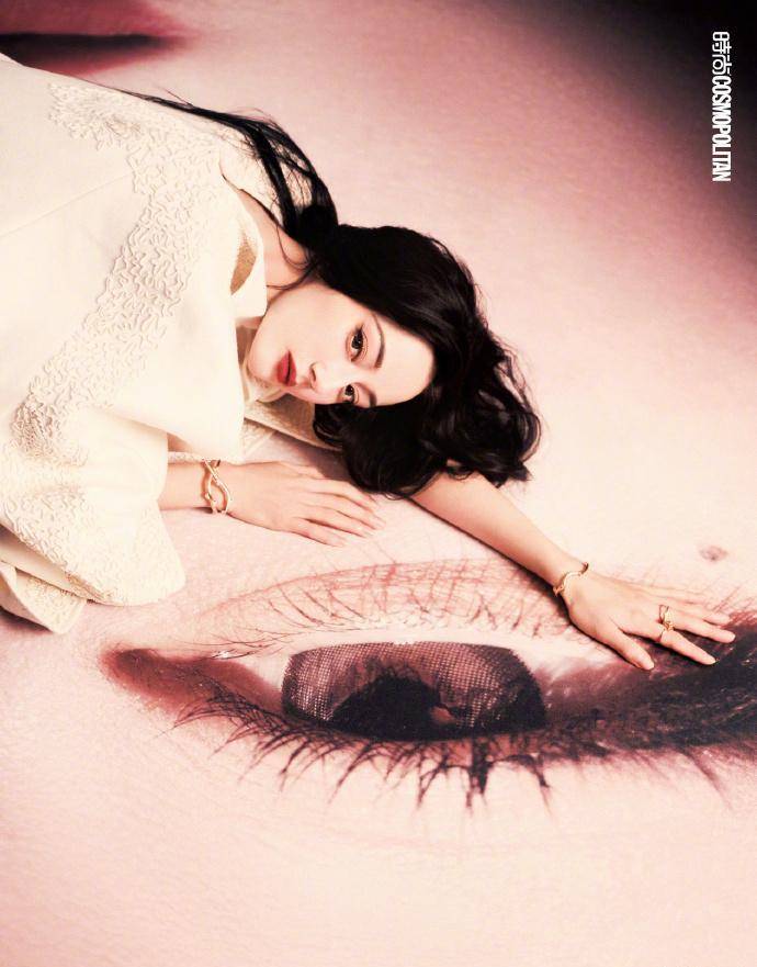 迪丽热巴再登杂志封面,眼神魅惑长腿撩人,造型百变甜如初恋_钢琴_不