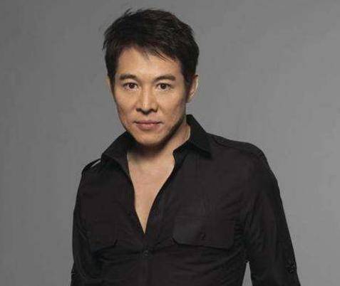 55岁李连杰和亲哥李连胜罕见合影,两人就像一个模子刻出来的_生活