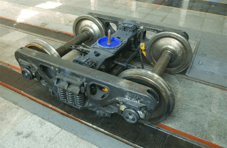 火车上没有方向盘,是怎么控制火车转弯的?车厢之间靠什么连接?