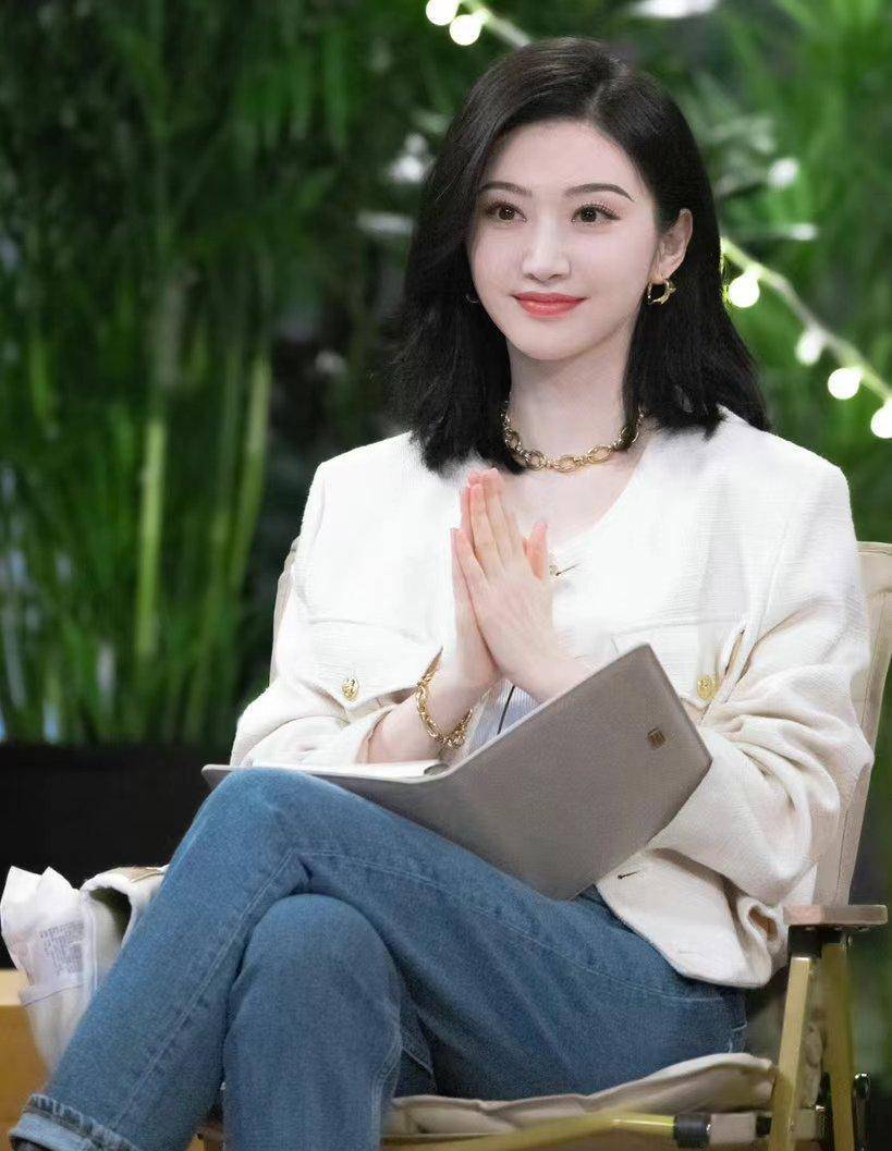 景甜回来了《半熟恋人2》,穿着白色小香风外套和牛仔裤,看起来很甜美