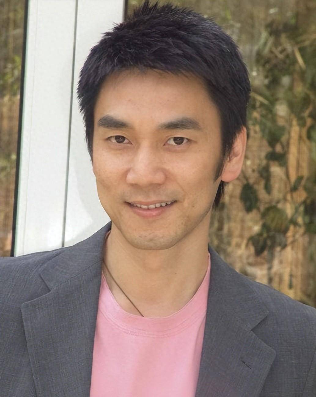 林依轮和23岁儿子游上海迪士尼,网友:别合影,对儿子不利_林子濠_老爸